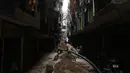 Buruh memperbaiki saluran pipa air di sebuah jalan sempit di perumahan New Delhi, 31 Juli 2015. Sebuah penelitian baru dari PBB memprediksi bahwa India akan melampaui China sebagai negara dengan penduduk terbanyak pada tahun 2022.(AFP Photo/Biju BORO)