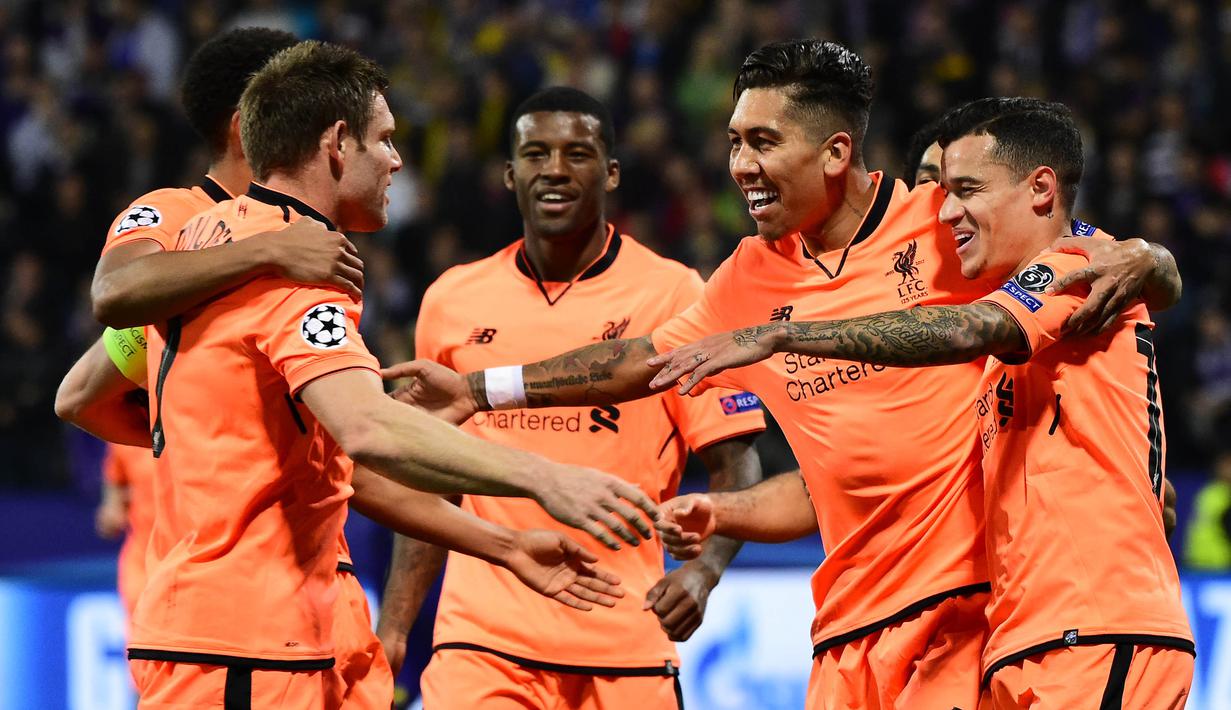 Para pemain Liverpool merayakan gol yang dicetak Roberto Firmino ke gawang Maribor pada laga Liga Champions di Stadion Ljudski Vrt, Maribor, Selasa (17/10/2017). Maribor kalah 0-7 dari Liverpool. (AFP/Jure Makovec)