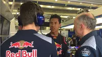 Pebalap Indonesia, Sean Gelael, berbincang dengan engineer dan mekanik Toro Rosso pada sela-sela tes tengah musim F1 di Sirkuit Internasional Bahrain, Sakhir, Bahrain, Selasa (18/4/2017). (Bola.com/Twitter/ToroRossoSpy)
