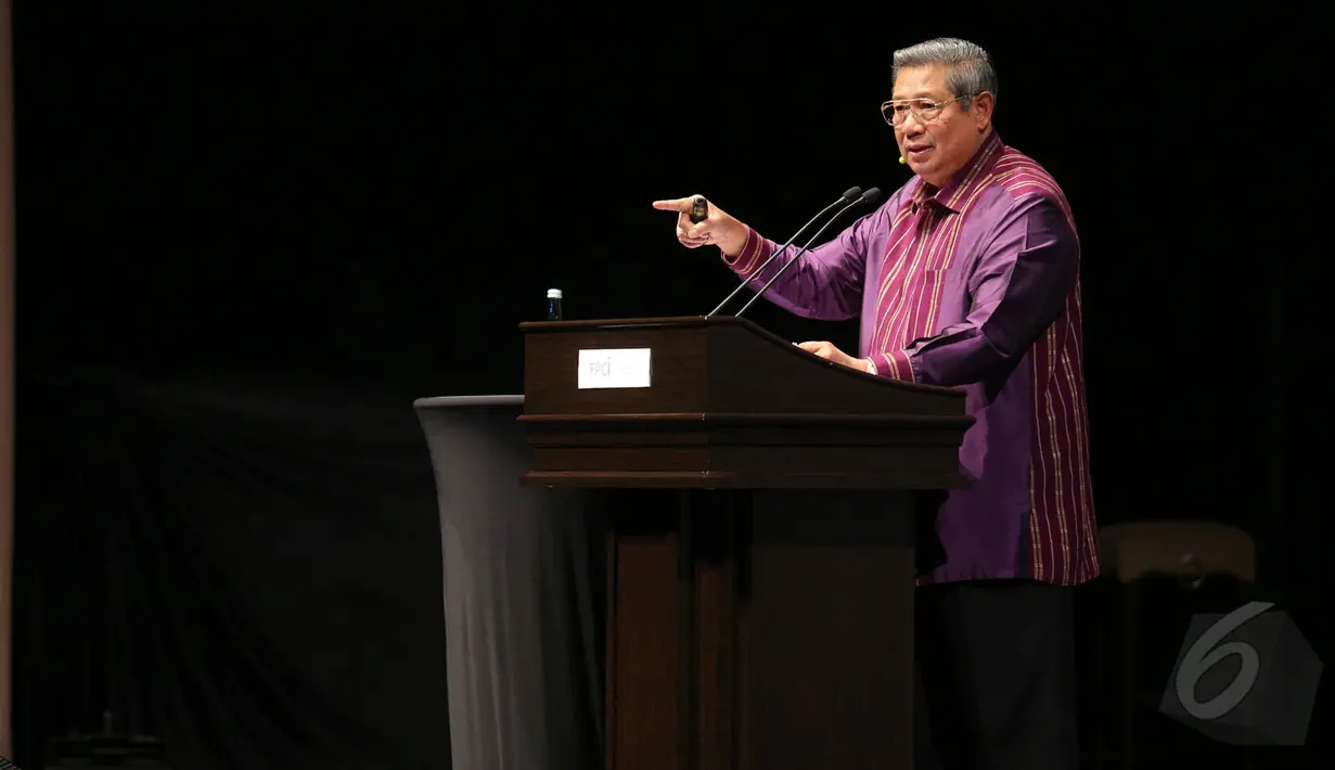 Presiden ke-6 Susilo Bambang Yudhoyono saat menjadi orator Supermentor-6: Leaders, Jakarta, Minggu (17/5/2015). Orasi empat tokoh negarawan dalam rangka menyambut Hari Kebangkitan Nasional ke-107 (Liputan6.com/Faizal Fanani)