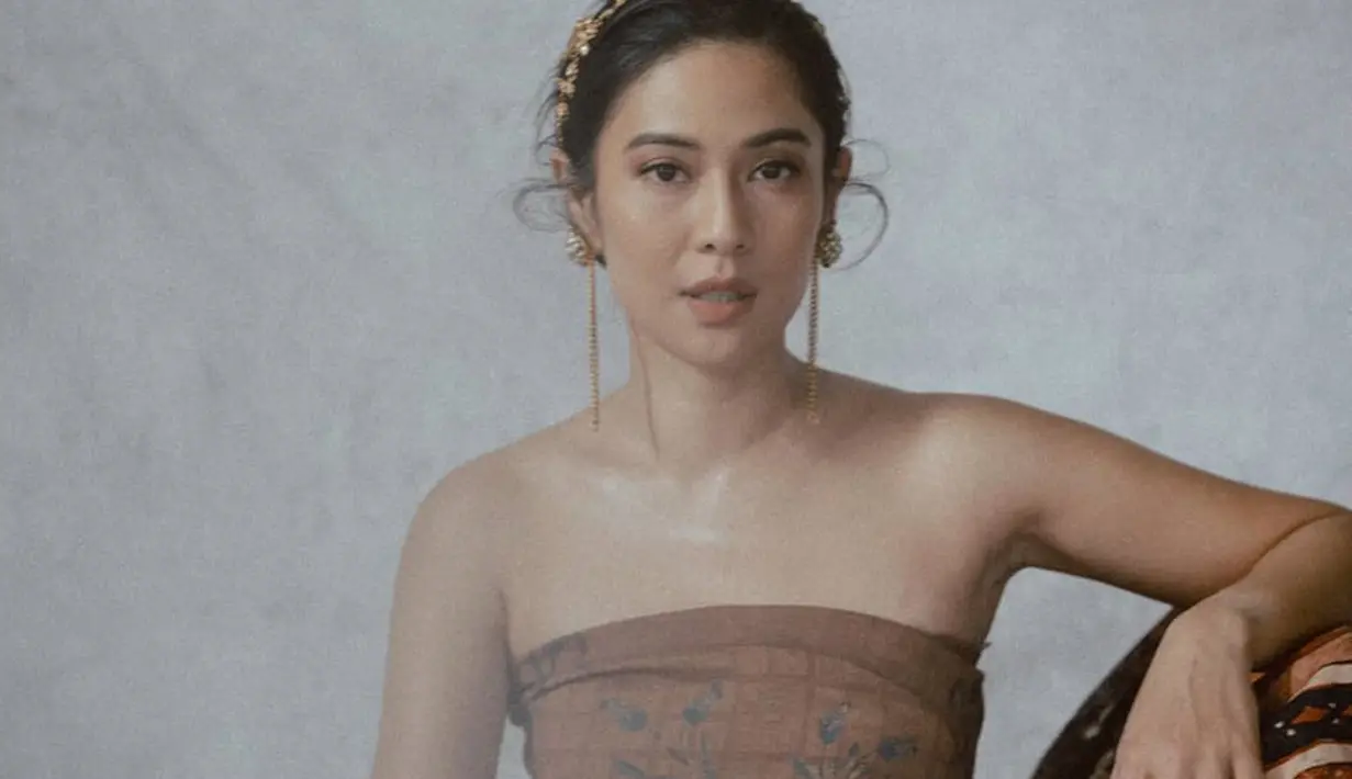 Tak menggunakan riasan wajah berlebih, penampilan Dian Sastrowardoyo terlihat sederhana. Meski begitu, wanita 37 tahun ini tetap terlihat menawan dan memesona. (Liputan6.com/IG/@therealdisastr)