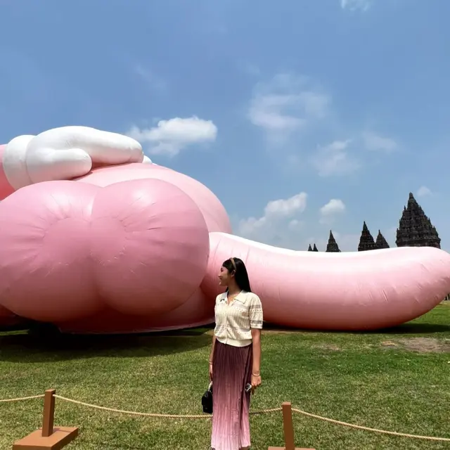 Gaya Kasual Feminin Erina Gudono Sambangi KAWS: Holiday di Candi Prambanan, Harga Sandal dan Tasnya Bisa Buat DP Rumah