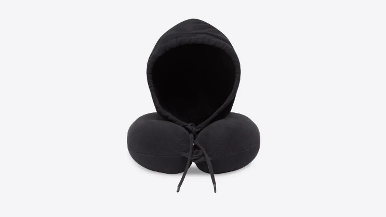 Balenciaga Hadirkan Bantal Travel Lengkap dengan Hoodie, Berapa Harganya?