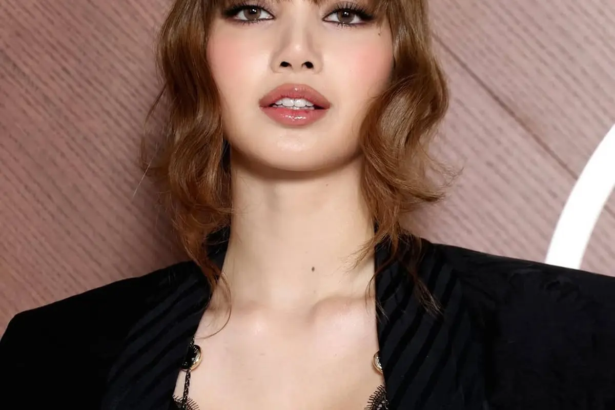 Potret Memukau Lisa BLACKPINK dengan Smokey Eye Makeup yang Memikat di Paris Fashion Week