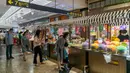 Orang-orang berbelanja di sebuah pasar malam di Shanghai, China timur, pada 15 Juni 2020. Guna mendorong aktivitas perekonomian malam hari di kota tersebut, festival malam digelar di Shanghai sejak awal Juni lalu dengan mengadakan lebih dari 180 aktivitas bertema. (Xinhua/Wang Xiang)