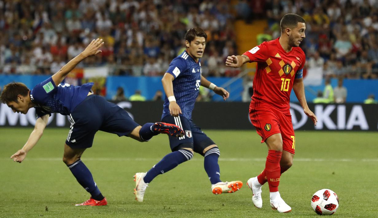 Gelandang Belgia, Eden Hazard, melewati kepungan pemain Jepang pada babak 16 besar Piala Dunia di Rostov Arena, Rostov-on-Don, Senin (2/6/2018). Belgia menang 3-2 atas Jepang. (AP/Rebecca Blackwell)
