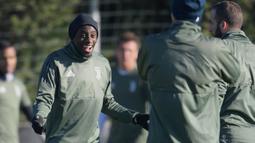 Gelandang Juventus, Blaise Matuidi, Saat mengikuti sesi latihan jelang laga Liga Champions di Training Center Juventus, Minggu (3/12/2017). Juventus akan berhadapan melawan Olympiakos. (AFP/Marco Bertorello)
