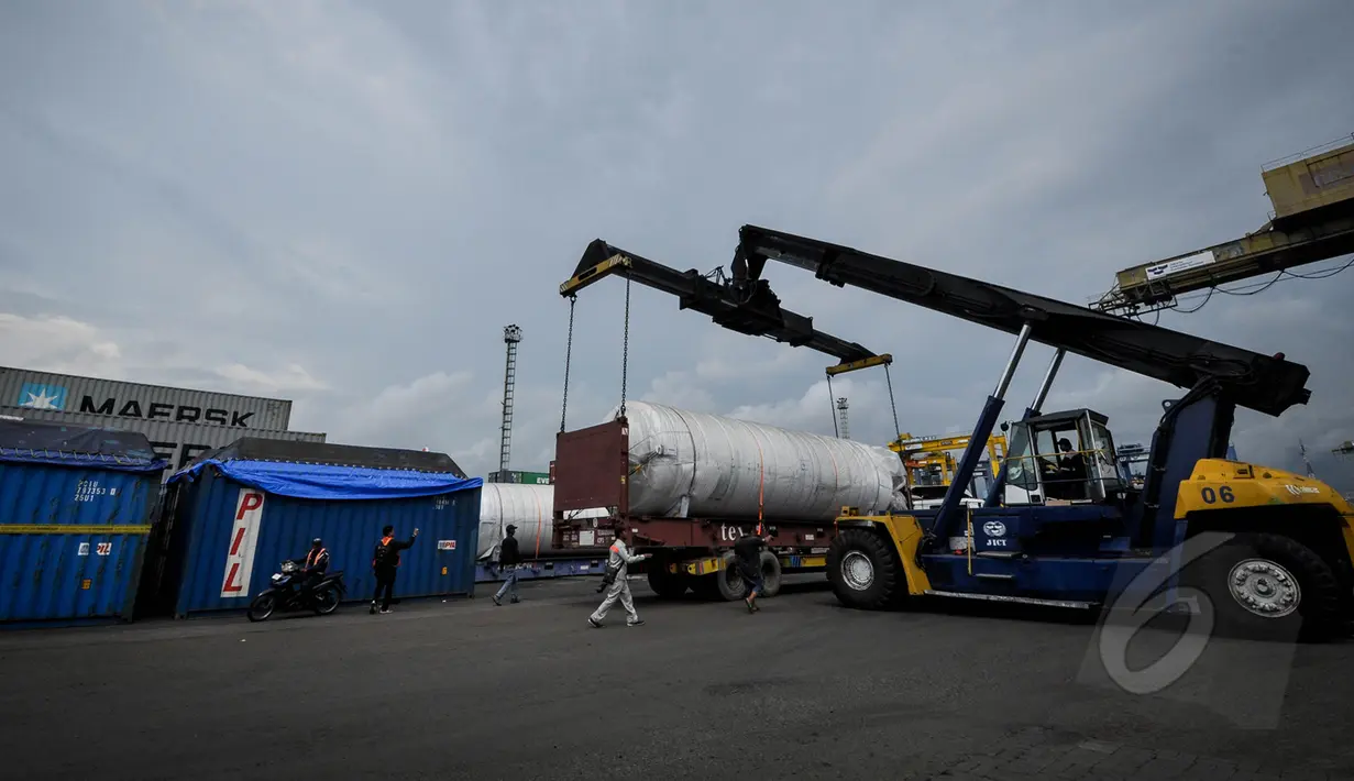 Sejumlah pekerja saat melintas diantara tumpukkan peti kemas di pelabuhan JICT, Jakarta Utara, Rabu (25/3/2015).Pelindo II mencatat waktu tunggu pelayanan kapal dan barang sudah mendekati target pemerintah. (Liputan6.com/Faizal Fanani)