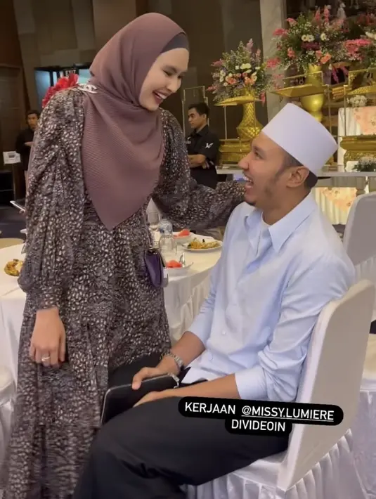 Kartika Putri juga hadir mengenakan gamis coklat serasi dengan kerudungnya. @kartikaputriwolrd