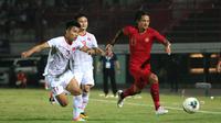 Aksi Irfan Bachdim dalam duel Timnas Indonesia versus Vietnam di Stadion I Wayan Dipta, Gianyar, Selasa (16/10/2019). (Bola.com/Aditya Wany)