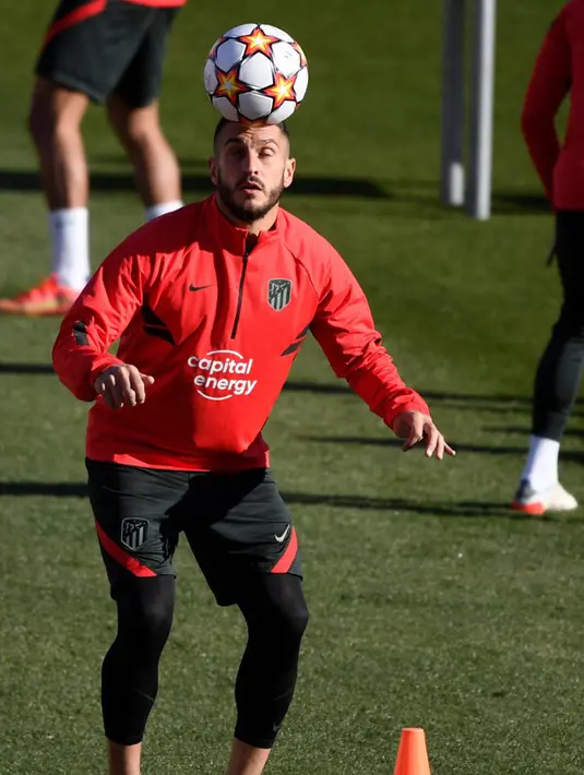 Pemain Atletico Madrid Koke menghadiri sesi latihan jelang menghadapi FC Porto pada pertandingan Grup B Liga Champions di tempat latihan klub di Majadahonda, Spanyol, 6 Desember 2021. (PIERRE-PHILIPPE MARCOU/AFP)