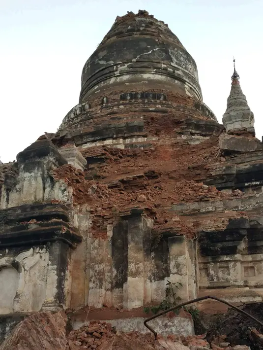 Kondisi sebuah pagoda yang rusak parah usai gempa bumi 6,8 SR di Bagan, Myanmar, Rabu (24/8). Kerusakan berat terjadi di Bagan yang merupakan situs arkeologi paling terkenal dan berjarak sekira 30 km dari titik pusat gempa. (REUTERS / Stringer)
