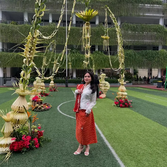 Inspirasi Padu Padan Kebaya & Wastra ala Tissa Biani, Elegan dalam Balutan Sejauh Mata Memandang