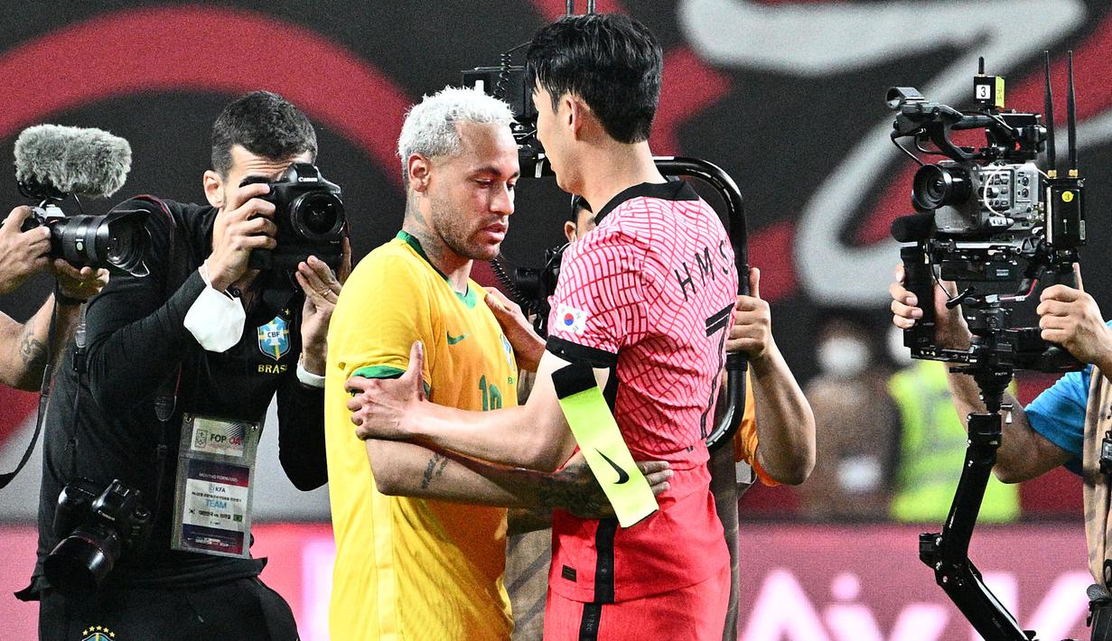 Usai laga tersebut, Son Heung-min berkesempatan untuk bertukar jersey dengan Neymar. Sonny (julukan Son Heung-min) memang memiliki kepribadian yang banyak dikagumi banyak orang. Meski telah menjadi seorang superstar, ia tetap bersikap rendah hati. (AFP/Anthony Wallace)