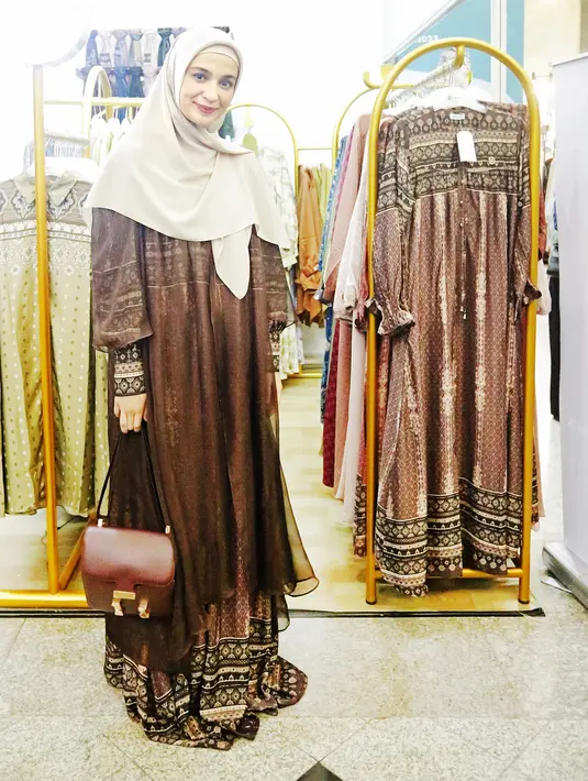 Tema koleksi yang di usung Nobby  sendiri sangat sesuai dengan nuansa religi Ramadan dan Lebaran. “Jadi koleksi ini bisa menjadi pilihan yang tepat bagi masyarakat untuk tampil semakin elegan di Hari Raya mendatang,” ujar Shireen lagi.[Foto: Bambang E Ros/Fimela.com]