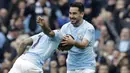 Gelandang Manchester City, Ilkay Gundogan, melakukan selebrasi usai mencetak gol ke gawang Manchester United pada laga Premier League di Stadion Etihad, Sabtu (7/4/2018). Manchester City takluk 2-3 dari Manchester United. (AP Photo/Matt Dunham)