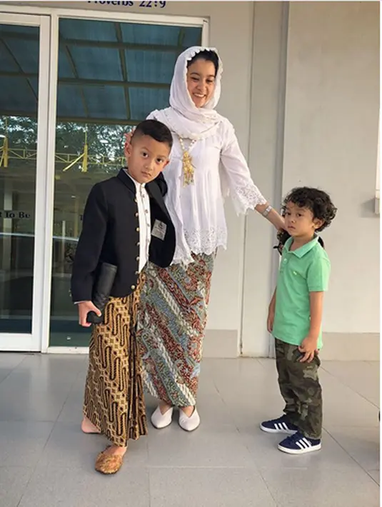 "Jadi memang sudah dioperasi tapi masih meninggalkan sedikit, memproduksi cairan sedikit, makanya di operasi lagi," lanjutnya. (Instagram/marcella.zalianty)