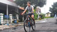 Gelandang Arema Cronus, Hendro Siswanto kini lebih sering memakai sepeda untuk pergi dan pulang dari latihan. (Bola.com/Iwan Setiawan)  