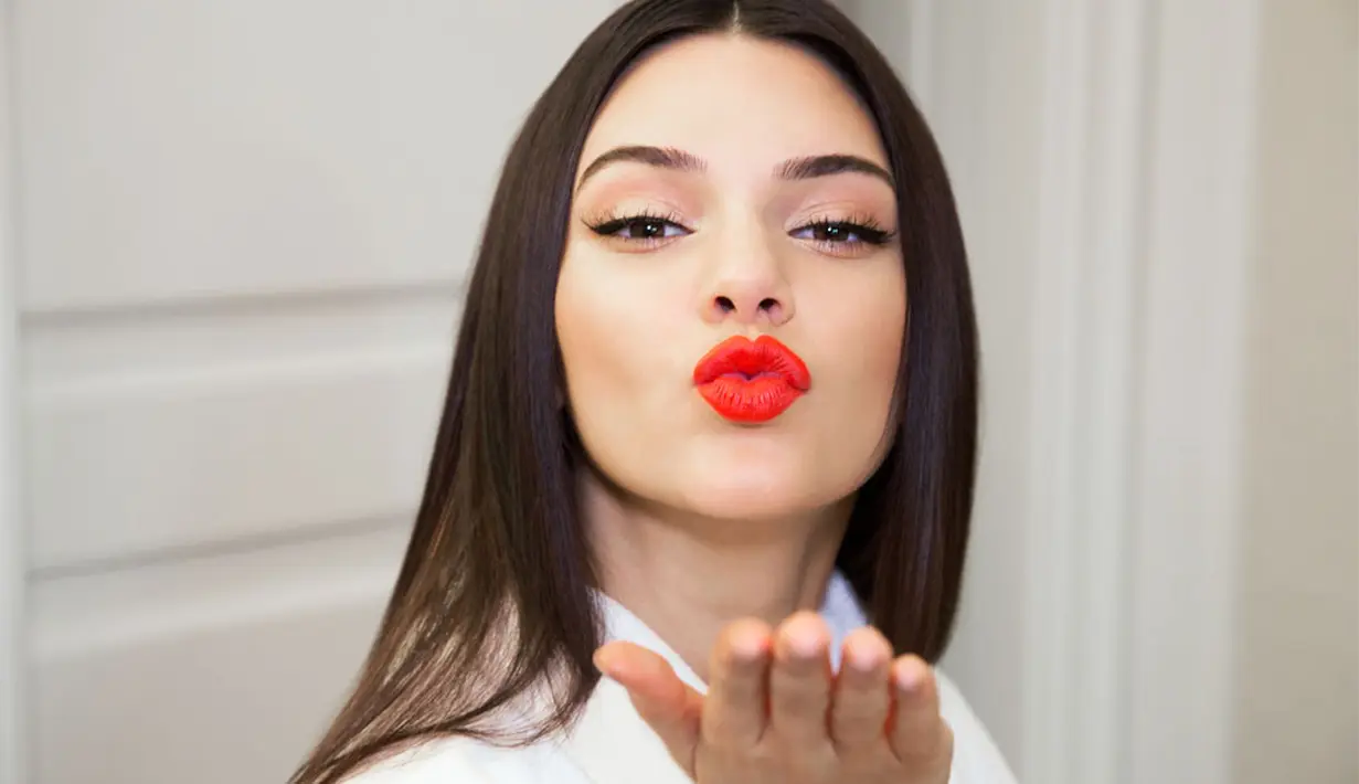 Ia menjawab bahwa hal yang diperlukan dalam ciuman romantis, menurutnya adalah chemistry. (iFashion Network)