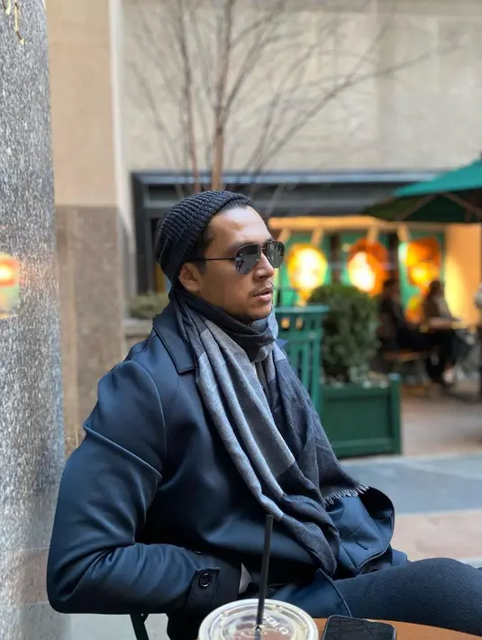 Saat di NYC lagi, Deva juga menambahkan syal untuk menghangatkan tubuhnya. [@miktambayong]