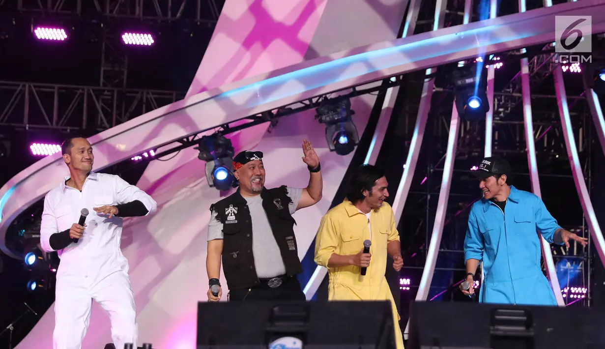 Pemain Warkop DKI Reborn: Jangkrik Boss Part 2 bergoyang ‘Chicken Dance’ saat menghibur penonton sekaligus mempromosikan film mereka  pada perayaan HUT Ke-27 SCTV di JIExpo Kemayoran, Jakarta, Kamis (24/8). (Liputan6.com/Immanuel Antonius)