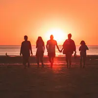 cara bijak meredakan stres parenting saat tinggal bersama mertua melalui komunikasi sehat dan pembagian peran yang harmonis. (Foto: Kevin Delvecchio/Unsplash)