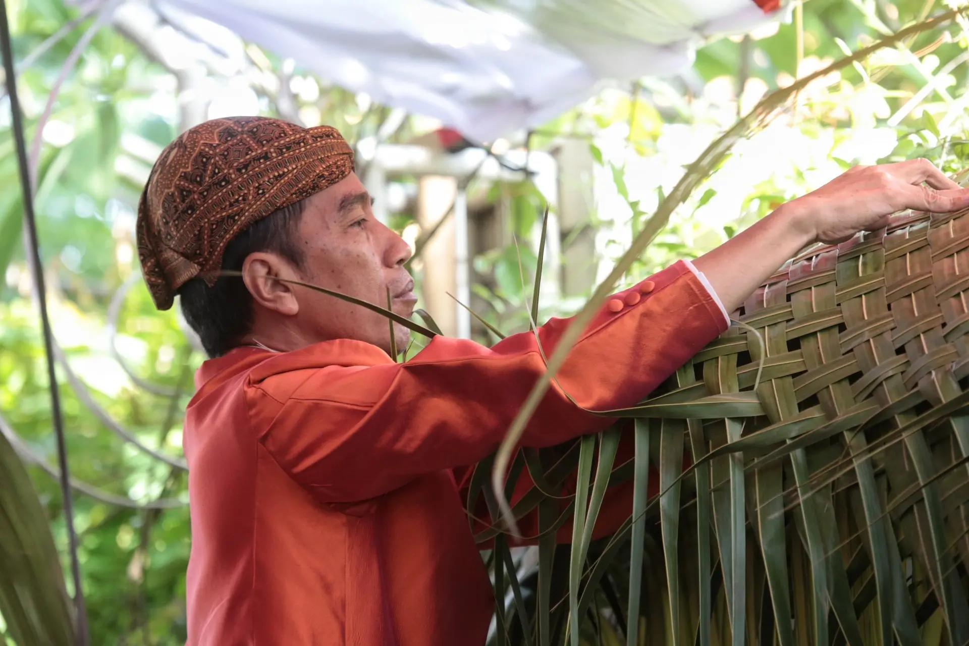 Proses pemasangan Bleketepe dan Tuwuhan (Adrian Putra/bintang.com)