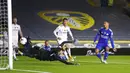 Pemain Leicester City Youri Tielemans mencetak gol ke gawang Leeds United pada pertandingan Liga Premier Inggris di Elland Road, Leeds, Inggris, Senin (2/11/2020). Leicester City membantai Leeds United dengan skor 4-1. (AP Photo/Jon Super)