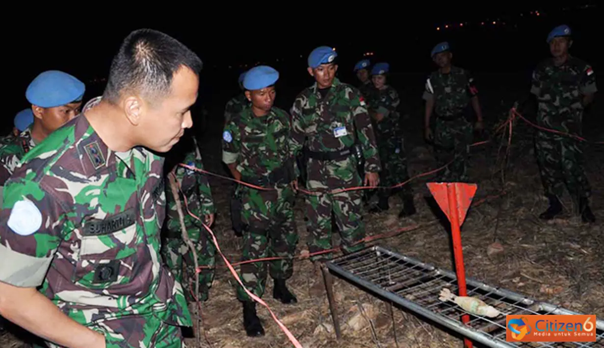 Citizen6, Lebanon: Satgas Batalyon Mekanis Kontingen Garuda XXIII-F/UNIFIL, mengamankan bahan peledak atau UXO sejenis mortir 60-Comando yang masih aktif disekitar OP - mata Kompi Dragon, Minggu malam (30/9) waktu Lebanon. (Pengirim: Badarudin Bakri)
