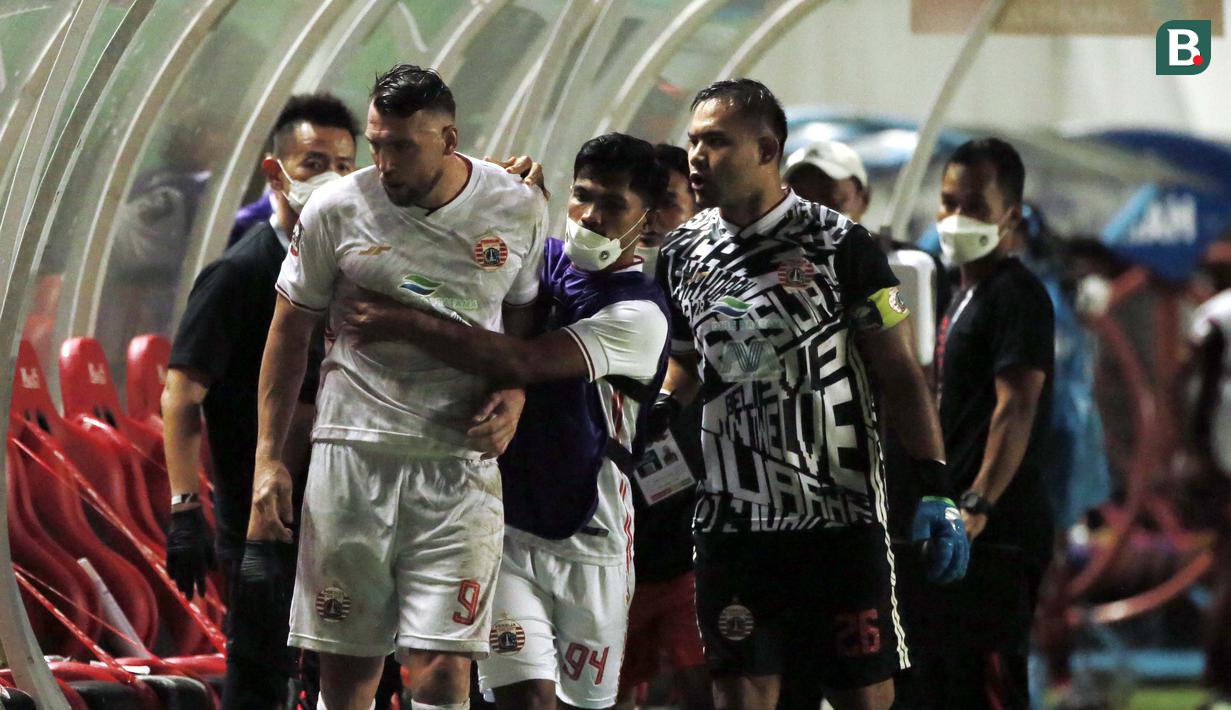 Andritany sebagai kapten tim mengingatkan kepada Marko Simic agar tidak emosi usai timnya bermain imbang kontra PSM Makassar. (Foto: Bola.com/Ikhwan Yanuar)