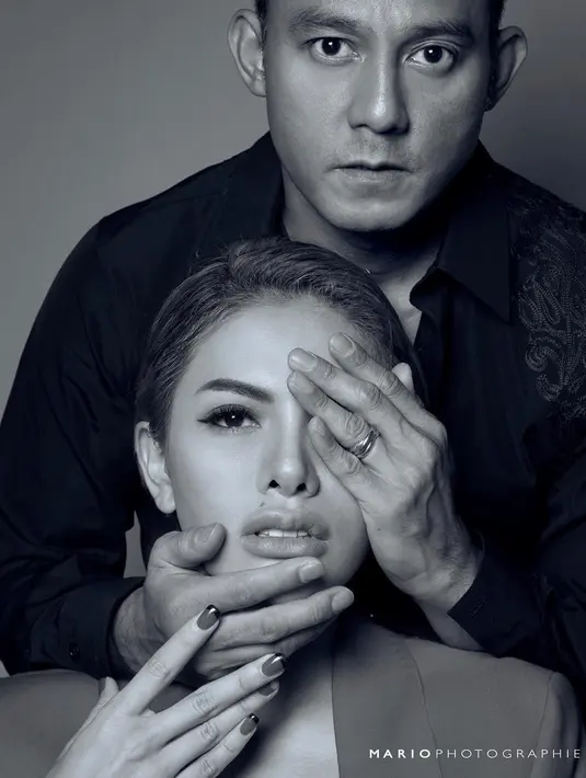 Tiga foto hitam putih dibagikan. Niki tampil cantik begitu juga Dipo. Tampak gagah dengan baju panjang yang dikenakan. (Instagram/mariophotographie)