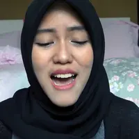 Simak 'Whistle' Black Pink versi hijaber kece yang satu ini. Yuk intip.