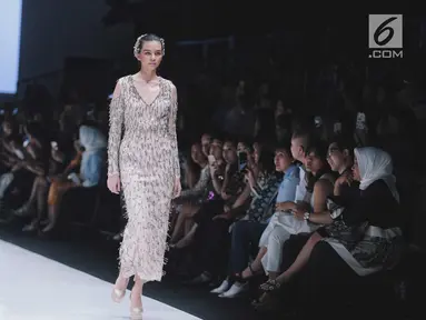 Model berjalan di atas catwalk membawakan busana dari siswa Istituto di Moda Burgo (IMB), Julianto di Jakarta Fashion Week 2018, Jakarta, Jumat (27/10). Julianto mempersembahkan 8 busana yang mengusung tema 'Embrace'. (Liputan6.com/Faizal Fanani)