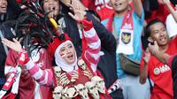 Seorang fans wanita saat memberi dukungan kepada Timnas Indonesia saat menghadapi Irak pada laga Grup F putaran kedua Kualifikasi Piala Dunia 2026 zona Asia di Stadion Utama Gelora Bung Karno (SUGBK), Senayan, Jakarta, Kamis (6/6/2024). (Bola.com/M Iqbal Ichsan)