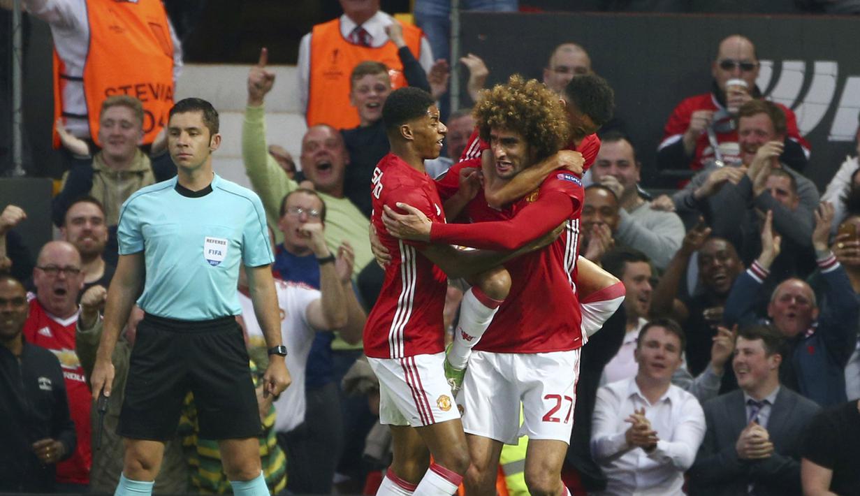 Para pemain Manchester United merayakan gol Marouane Fellaini saat melawan Celta Vigo pada semifinal Liga Europa di Old Trafford, Manchester (11/5/2017). Manchester United menang agregat 2-1. (AP/Dave Thompson)