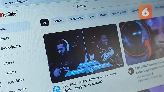 Ilustrasi tampilan YouTube di laptop (Liputan6.com/Giovani Dio Prasasti)