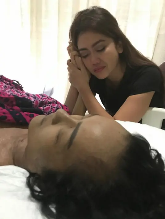 "Innalilahiwainailahirojiun telah berpulang kakak kami tercinta Julia Perez. Minta doanya ya semua , terimakasih semu atas supportnya selama ini I LOVE YOU YULI❤️," tulis adik Julia Perez. (Instagram/juliaperrezz)