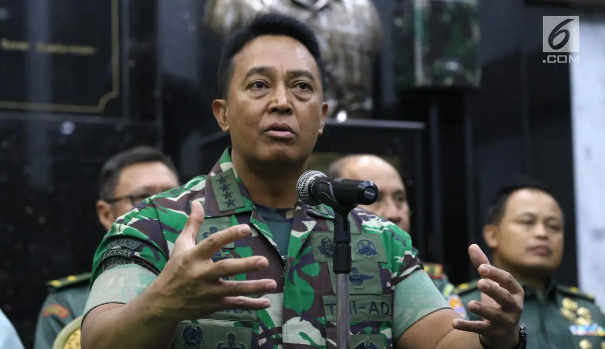 KSAD Jenderal TNI Andika Perkasa memberi keterangan pers terkait taruna Akademi Militer (Akmil) Enzo Zenz Allie di Mabes AD, Jakarta, Selasa (13/8/2019). Menurut Andika, Enzo berpegang teguh kepada Pancasila. (Liputan6 com/Angga Yuniar)