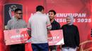Ketua Steering Committee (SC) Piala Presiden 2025, Maruarar Sirait (tengah kiri) memberikan hadiah apresiasi peringkat kedua kategori video media sosial Piala Presiden 2025 kepada jurnalis Bola.net, Bagaskara Lazuardi dan Pradipta Rama dalam acara Malam Penutupan Piala Presiden 2025 di Studio 8 SCTV Tower, Senayan City, Minggu (12/04/2026) malam WIB. (Bola.com/Bagaskara Lazuardi)