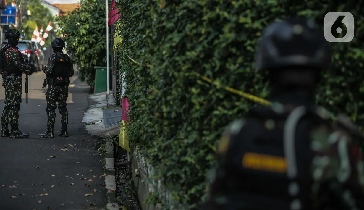 Anggota Brimob berjaga di depan rumah pribadi Irjen Ferdy Sambo di Jalan Saguling, Duren Tiga, Jakarta, Selasa (30/8/2022). Jelang rekonstruksi kasus dugaan pembunuhan berencana  Brigadir J alias Nofriansyah Yosua Hutabarat, situasi komplek Polri, Duren Tiga, mulai ramai petugas kepolisian sedari pagi. (Liputan6.com/Faizal Fanani)
