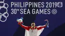 Lifter Eko Yuli melakukan selebrasi saat mendapatkan medali emas SEA Games 2019 cabang angkat besi nomor 61 kg di Stadion Rizal Memorial, Manila, Filipina, Minggu (1/12/2019). Dirinya meraih emas dengan total angkatan 309 kg. (Bola.com/M Iqbal Ichsan)