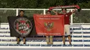 Suporter memberikan dukungan kepada Timnas Indonesia U-22 saat melawan Thailand U-22 pada laga SEA Games 2019 di Stadion Rizal Memorial, Manila, Selasa (26/11). Indonesia menang 2-0 atas Thailand. (Bola.com/M Iqbal Ichsan)