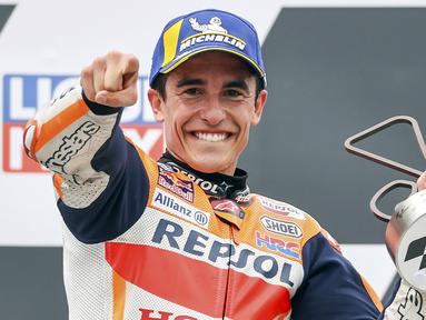 Senyum bahagia Marc Marquez usai menjuarai MotoGP Jerman 2021 di Sirkuit Sachsenring, Minggu (20/6). Bagi Marquez, itu adalah podium juara perdana pada musim ini sekaligus kemenangan kedelapan di MotoGP Jerman. (Foto: AP/DPA/Jan Woitas)