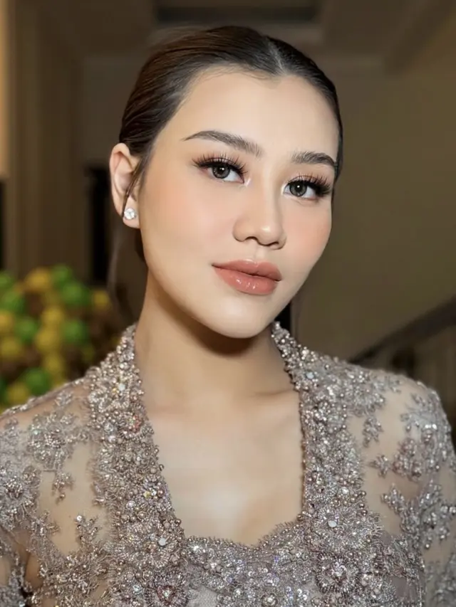 Aaliyah Massaid Tampil Fresh Dibalut Kebaya Kutu Baru saat Hadir di Akad Nikah Alyssa Daguise dan Al Ghazali. [@ochiipramita]