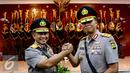 Mantan Kapolda Metro Jaya, Irjen Tito Karnavian dan Kapolda Metro Jaya, Irjen Moechgiyarto saat salam komando usai Sertijab Kapolda di Rupatama, Mabes Polri, Jakarta, (21/3). (Liputan6.com/Fery Pradolo)
