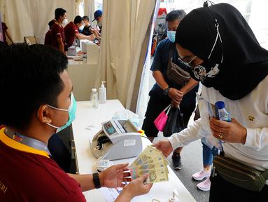 Warga menukarkan uang rupiah kertas tahun emisi 2022 di Hall Basket Gelora Bung Karno (GBK), Jakarta, Minggu (21/8/2022). Masih dalam rangka HUT Kemerdekaan ke-77 Republik Indonesia, Bank Indonesia mengeluarkan uang baru TE 2022 dengan pecahan Rp 100.000, Rp 50.000, Rp 20.000, Rp 10.000, Rp 5.000, Rp 2.000, dan Rp 1.000. (merdeka.com/Arie Basuki)