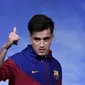 Gelandang baru Barcelona, Philippe Coutinho, diperkenalkan kepada publik di Barcelona, Minggu (7/1/2018). Pemain asal Brasil ini resmi didatangkan dari Liverpool dengan harga 160 juta euro. (AFP/Josep Lago)