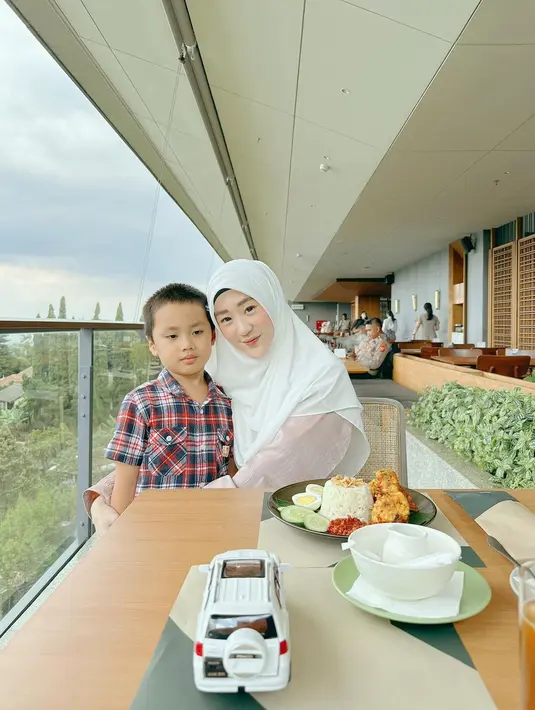 Melalui instagram story, mantan istri Muhammad Alvin Faiz itu mengungkapkan awal kenal Ikram Rosadi melalui seorang sahabat. [Instagram/larissachou]