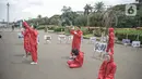 Aktivis melakukan happening art di kawasan Patung Kuda, Jakarta, Selasa (15/12/10). Aksi ini merefleksikan potret Indonesia di tahun 2020 #bersikanIndonesia, di tahun kelam bagi demokrasi yang dipertontonkan di ruang publik seperti korupsi, dikeberinya fungsi KPK. (Liputan6.com/Faizal Fanani)