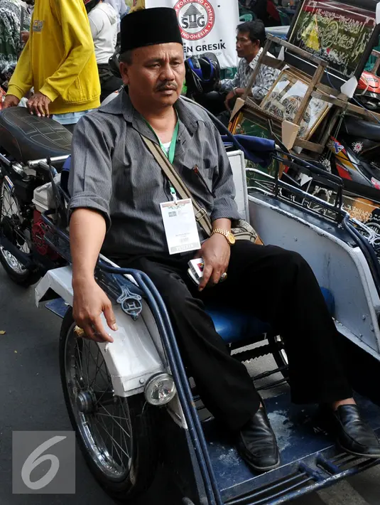 Peserta Muktamar NU menaiki Bentor (Becak Motor) dikawasan Alun - Alun Kota, Jombang, Jawa Timur, Rabu (5/8/2015). Becak motor menjadi Kendaraan pilihan para peserta Muktamar NU untuk keliling Kota Jombang. (Liputan6.com/JohanTallo)